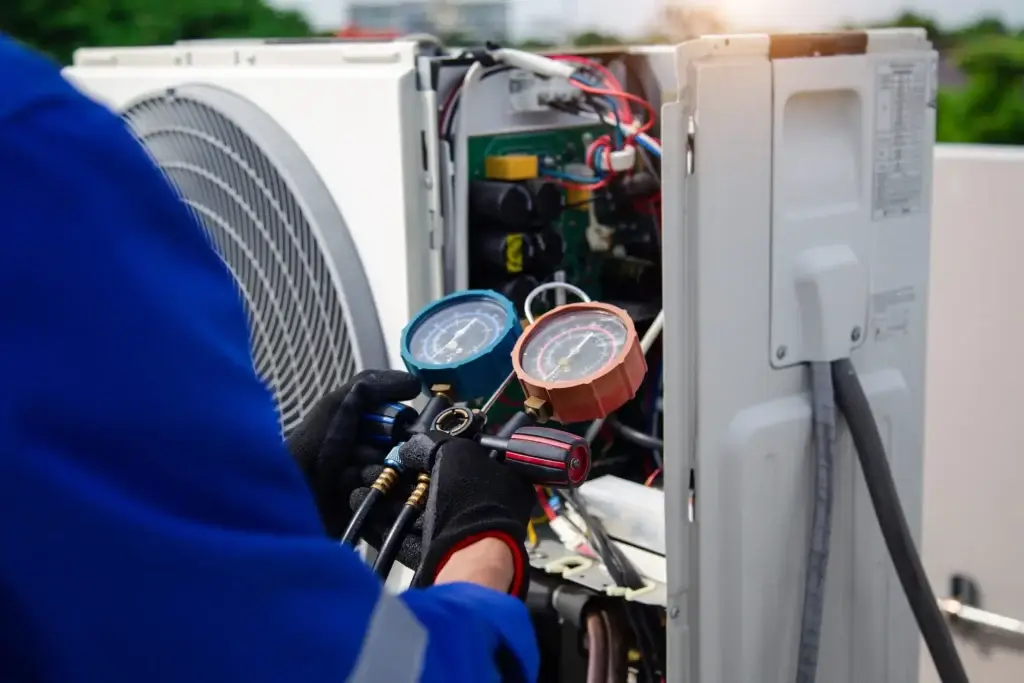 Técnicos de IA Climática instalando sistemas de climatización en Madrid